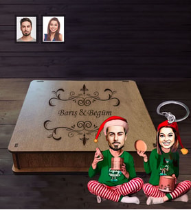 Kişiye Özel Yılbaşı Sevgili Karikatürlü Ahşap Anahtarlık Kutulu Model-5