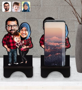 BK Gift Kişiye Özel Tesettürlü Aile Karikatürlü Ahşap Biblo Telefon Standı-2
