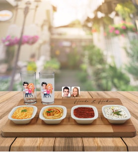 BK Gift Kişiye Özel Sevgililer Karikatürlü 2’li Rakı Bardağı ve Meze Tabaklı Doğal Masif Ahşap Servis Sunum Tepsisi Model 5