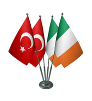 Masa Üstü İrlanda Bayrağı Türk Bayrağı Dörtlü Krom Direk Masa Bayrak Seti