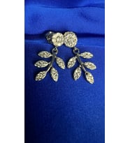 YAPRAK ŞEKLİNDE TAŞLI 925 AYAR GÜMÜŞ KÜPE (BÜYÜK)