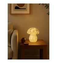 Modern LED Cam Mantar Masa Lambası, şık ve enerji tasarruflu aydınlatma (Krem)