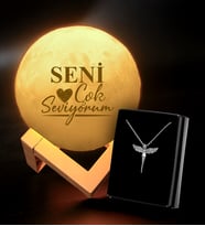 Sevgililer Gününe Özel 3D Ay Şeklinde Dekoratif Gece Lambası (Standlı) & Gümüş Renk Kaplama Melek Kolye
