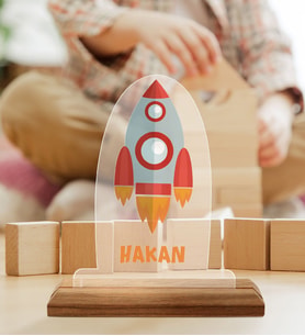 BK Gift Kişiye Özel İsimli Uzay Aracı Tasarımlı Ahşap Standlı Pleksi Biblo-1