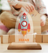 BK Gift Kişiye Özel İsimli Uzay Aracı Tasarımlı Ahşap Standlı Pleksi Biblo-1