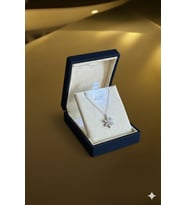 (PREMİUM IŞIKLI KUTULU) 925 Ayar Gümüş Beyaz Taşlı 18 Beyaz Altın Kaplama Lotus Çiçeği Kadın Kolye (Beyaz-Rodyum)