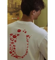 Ü Harfli Öpücük Kiss Design Tişört (Beyaz)