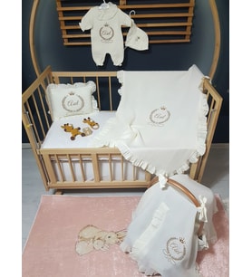 Baby Clime Nakışlı Müslin Hastane Çıkışı Mevlüt Seti - Tulum ve Şapka, Fırfırlı Battaniye, Kırlent Kılıfı ve İç Yastığı, Puset Örtüsü