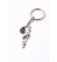 Black Rose Branch – Gül Detaylı Eskitme Gümüş Renk Metal Anahtarlık