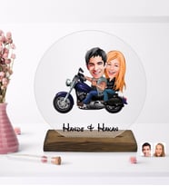 BK Gift Kişiye Özel Motorcu Sevgililer Karikatürlü Yuvarlak Ahşap Standlı Biblo-1