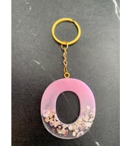 O Harfi Pembe Renk Epoksi ve Deniz Kabuğu Kırığı Süslemeli Gold Halka Anahtarlık El Yapımı Hediyelik