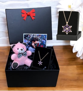 Kişiye Özel Fotoğraflı Siyah Hediye Kutusunda Pembe Anahtar Ayıcık ve Tasarım Kolye (Model 1)