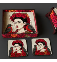 Frida Tasarımlı Ahşap Tepsi ve 2'li Bardak Altlığı Seti (Karışık)
