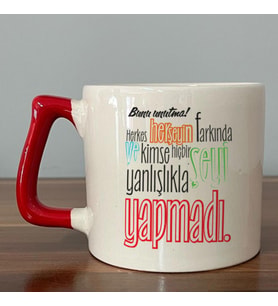 Bunu Unutma! Herkes Herşeyin Farkında Baskılı Kırmızı Kulplu D Kupa