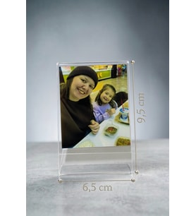 Stüdyo 14 - Kişiye Özel Fotoğraflı L Stand Şeffaf Pleksi Masaüstü Çerçeve 6.5x9.5 cm - Dikey Pleksi Fotoğraf Standı
