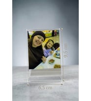 Stüdyo 14 - Kişiye Özel Fotoğraflı L Stand Şeffaf Pleksi Masaüstü Çerçeve 6.5x9.5 cm - Dikey Pleksi Fotoğraf Standı