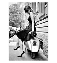 Tablo Ahşap Poster Dekoratif Bir Vespa Siyah Beyaz Fotoğrafa Yaslanmış Şık Kız