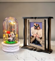 Kişiye Özel 2 Fotoğraflı Dönen Ahşap Çerçeve ve LED Işıklı Pandalı Fanus Hediye Seti