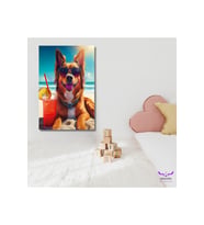 Tekli Dikey Kanvas Denizde Güneşlenip Kokteyl İçen Köpek Tasarımı