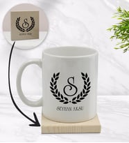 BK Gift Kişiye Özel Çelenk Baş Harfli İsimli Beyaz Kupa Bardak ve Ahşap Bardak Altlığı Hediye Seti - Model 3