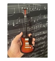 Elektro Gitar Koyu Kahve El Yapımı Biblo Minyatür 26 cm (Çok Renkli)