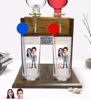 BK Gift Kişiye Özel Renkli Baskılı Sevgililer Karikatürlü İkili Vodka Bardağı ve Çift Musluklu Doğal Ahşap Vodka Standı-81 (Model 1)