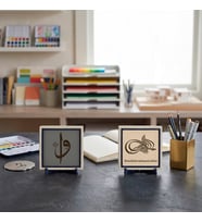 10x10 cm İkili Stantlı Vahdet İfadesi ve Orijinal Tasarım Bismillâhirrahmânirrahîm Ofis Masaları İçin Değerli Bir Hatıra Seçeneği 10x10 cm, Pudra - Kül Gri