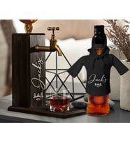 BK Gift Kişiye Özel Kabartma İsimli Musluklu Doğal Ahşap İçki Standı ve Siyah İçki Şişesi Tişörtü Hediye Seti, Home Bar, Viski Çeşmesi, Ahşap İçecek Çeşmesi (Model 1)
