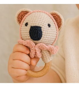 El Örgüsü Amigurumi Koala Çıngırak – %100 Pamuk İplik & Ahşap Halka (Bej-A.Pembe)