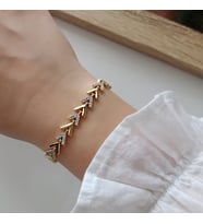 Lente Aksesuar 14K Altın Kaplama V Formlu Vip Xuping Bileklik - Zirkon Taşlı Geometrik Tasarım Kararmaya Dirençli Kadın Bileklik