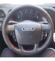 DİKİŞLİ DİREKSİYON KILIFI SİYAH / NOKTA DERİ KIRMIZI DİKİŞLİ IVECO DAİLY FOTODAKİ DİREKSİYON