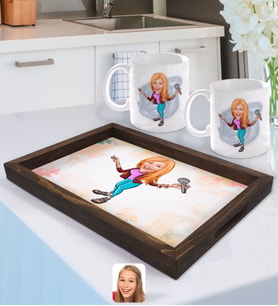 BK Gift Kişiye Özel Şarkı Söyleyen Kız Karikatürlü Doğal Ahşap Tepsi ve 2’li Kupa Bardak Seti-1