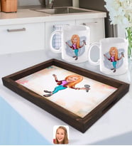 BK Gift Kişiye Özel Şarkı Söyleyen Kız Karikatürlü Doğal Ahşap Tepsi ve 2’li Kupa Bardak Seti-1