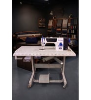 Hypeak HYP-1560 Elektronik İp Kesmeli Düz Dikiş Makinesi Tablalı – (Başlangıç Seti Hediyeli)