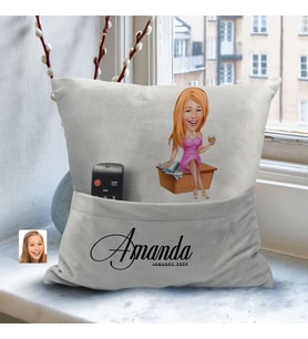 BK Gift Kişiye Özel Boss Anne Karikatür Tasarımlı Organizer Kumanda ve Atıştırmalık Cepli Gri Kırlent Yastık- 7 Arkadaşa Hediye, Cepli Yastık