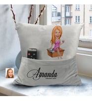 BK Gift Kişiye Özel Boss Anne Karikatür Tasarımlı Organizer Kumanda ve Atıştırmalık Cepli Gri Kırlent Yastık- 7 Arkadaşa Hediye, Cepli Yastık