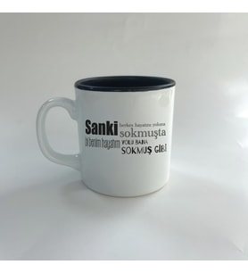 Sanki Herkes Hayatını Yoluna Sokmuşta Baskılı Siyah Multi Kupa