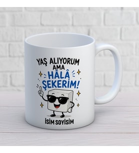 Kişiye Özel Yaş Alıyorum Ama Hâlâ Şekerim Baskılı Kupa – Komik İsimli Doğum Günü Hediyesi
