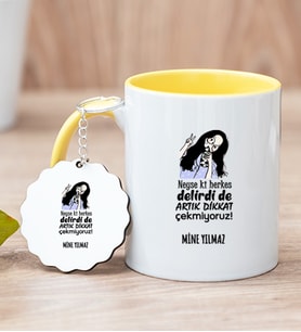 Kişiye Özel Herkes Delirdi Tasarım Esprili Sarı Kupa Bardak ve Anahtarlık