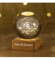İsme Özel Büyük Boy Işıklı Kare Ahşap Kaideli Gezegenler Temalı Cam Küre 8cm