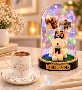 Kişiye Özel 3 Fotoğraflı Yazılı Renkli LED Işıklı Peluş Ayıcıklı Fanus ve Hayat Ağacı Kahve Fincanı