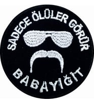 Single Sword ''SADECE ÖLÜLER GÖRÜR BABAYİĞİT'' Yazılı Cırtlı Nakış Arma, Patch, Peç Model SİYAH-BEYAZ