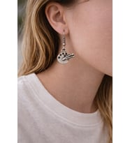 Sanatsal Palet ve Fırça Figürlü İnce Formlu Metal Sallantılı Küpe