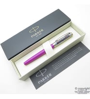 Parker Mor Sanatsal Çizimli Dolma Kalem  Benzersiz üründür. Yalnızca bir adet bulunmaktadır (Karışık)