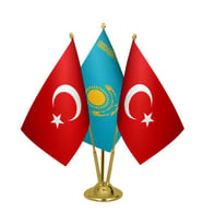 Masa Üstü Kazakistan Bayrağı Türk Bayrağı Üçlü Pirinç Direk Masa Bayrak Seti