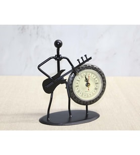 Metal Saatli Gitar Çalan Müzisyen