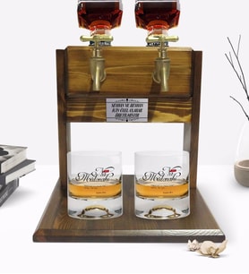 BK Gift Kişiye Özel Renkli Baskılı Mânâ Namütenahi Tasarımlı İkili Viski Bardağı ve Çift Musluklu Doğal Ahşap Viski Standı-1 (Model 1)