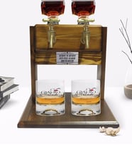 BK Gift Kişiye Özel Renkli Baskılı Mânâ Namütenahi Tasarımlı İkili Viski Bardağı ve Çift Musluklu Doğal Ahşap Viski Standı-1 (Model 1)