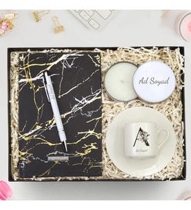 Kişiye Özel Siyah Gold Mermer Desen Defter & Beyaz Metal Kutulu Mum & Gümüş Renk Detaylı Beyaz Tükenmez Kalem & Özel Harfli Fincan Hediye Seti