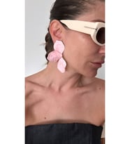 Poseidons Jewellery Pembe Çiçek Formlu Büyük Küpe - Zara İlhamlı”